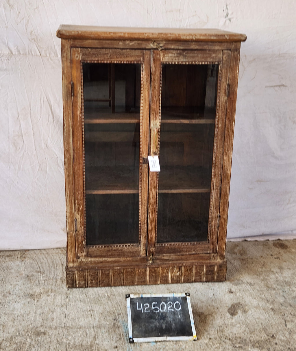 Vitrine ancienne en bois sculpté