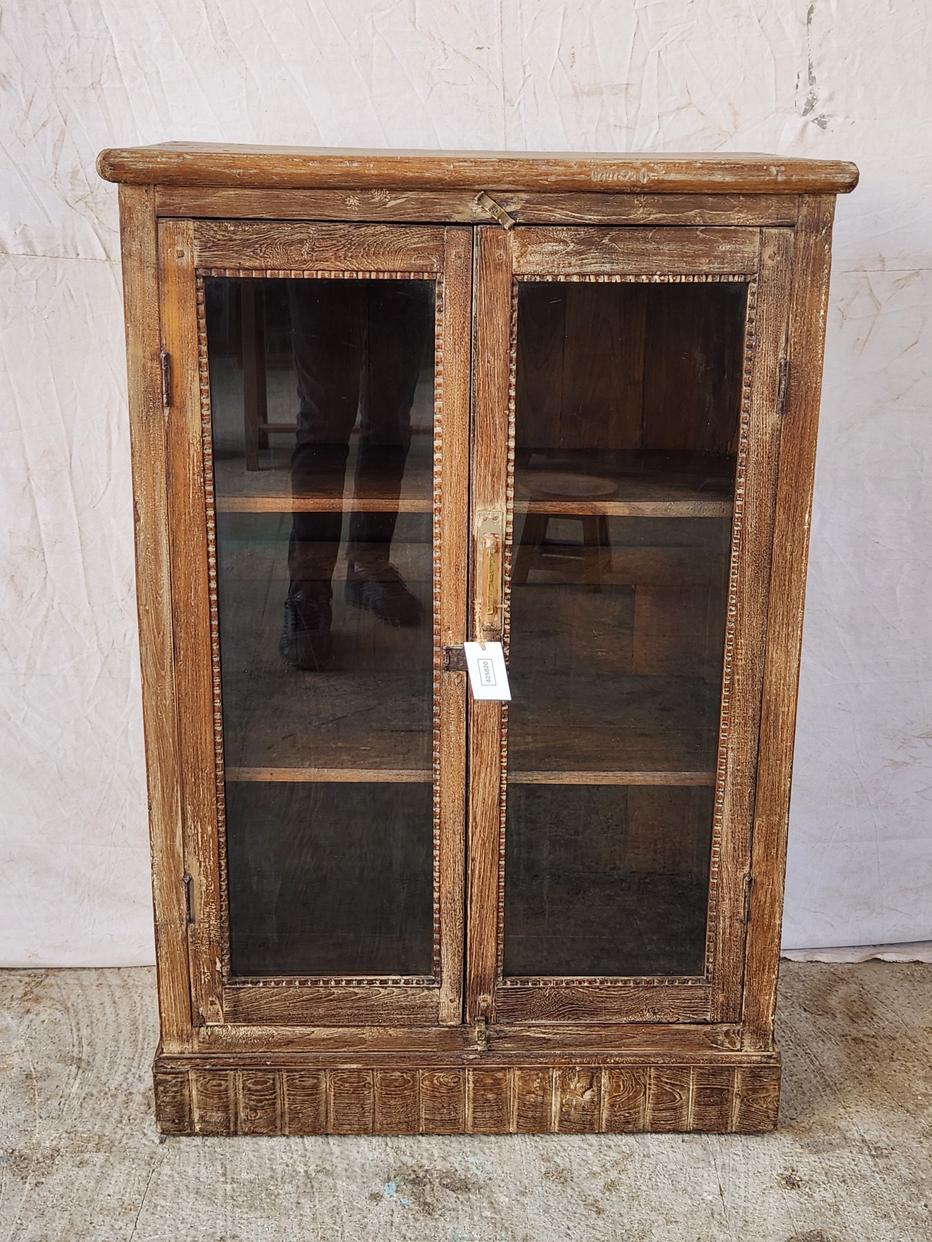 Vitrine ancienne en bois sculpté