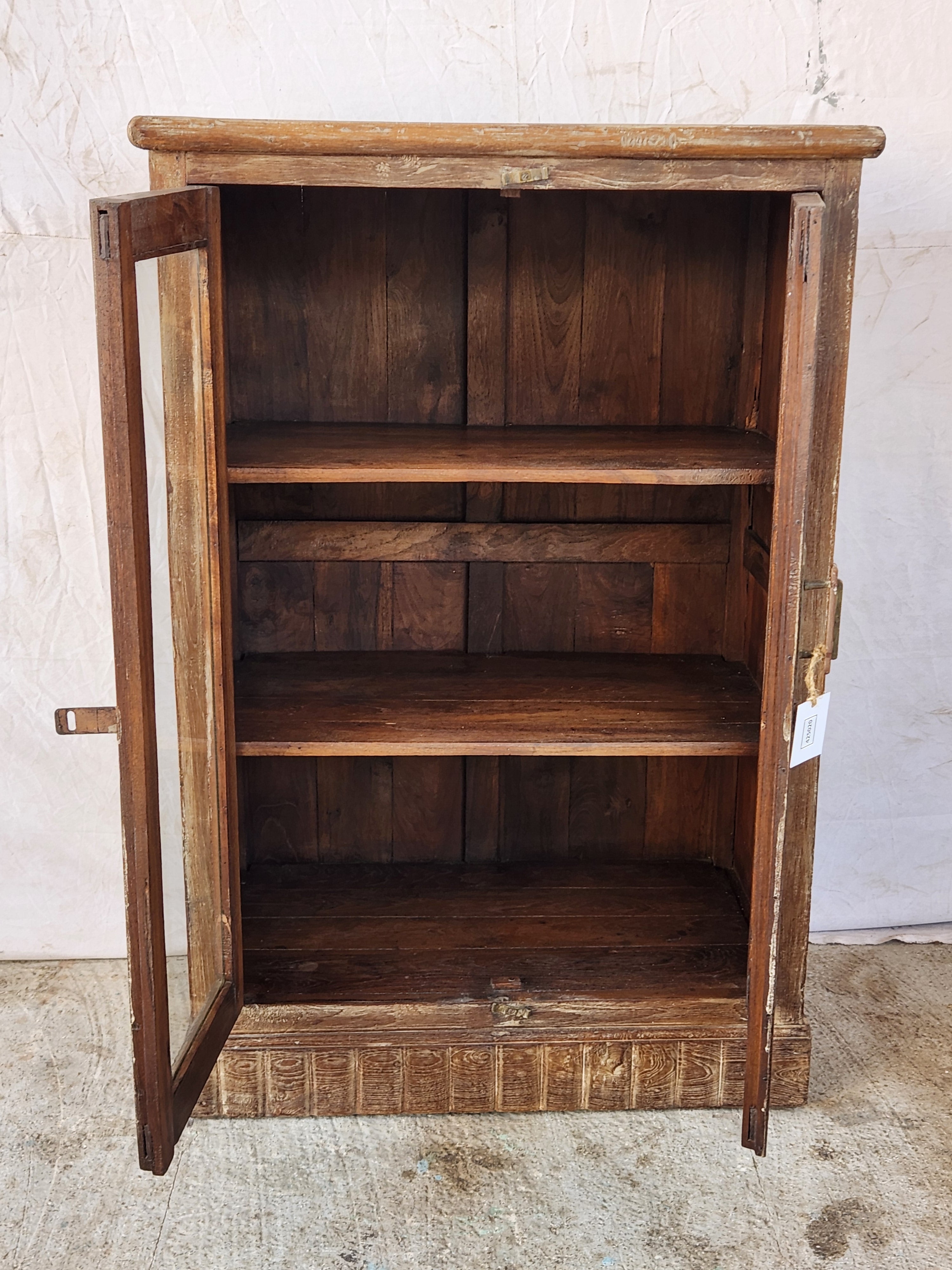 Vitrine ancienne en bois sculpté