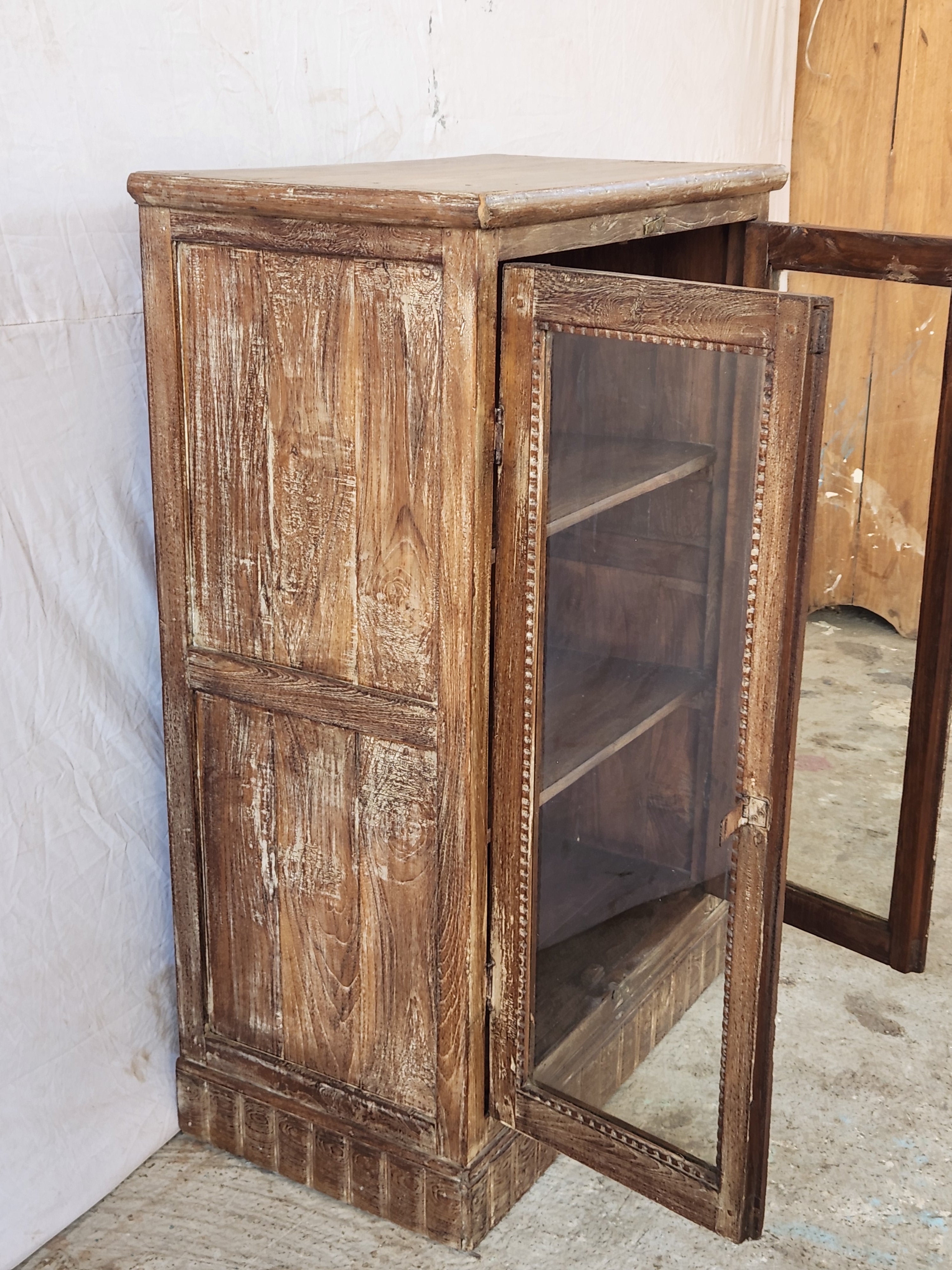 Vitrine ancienne en bois sculpté