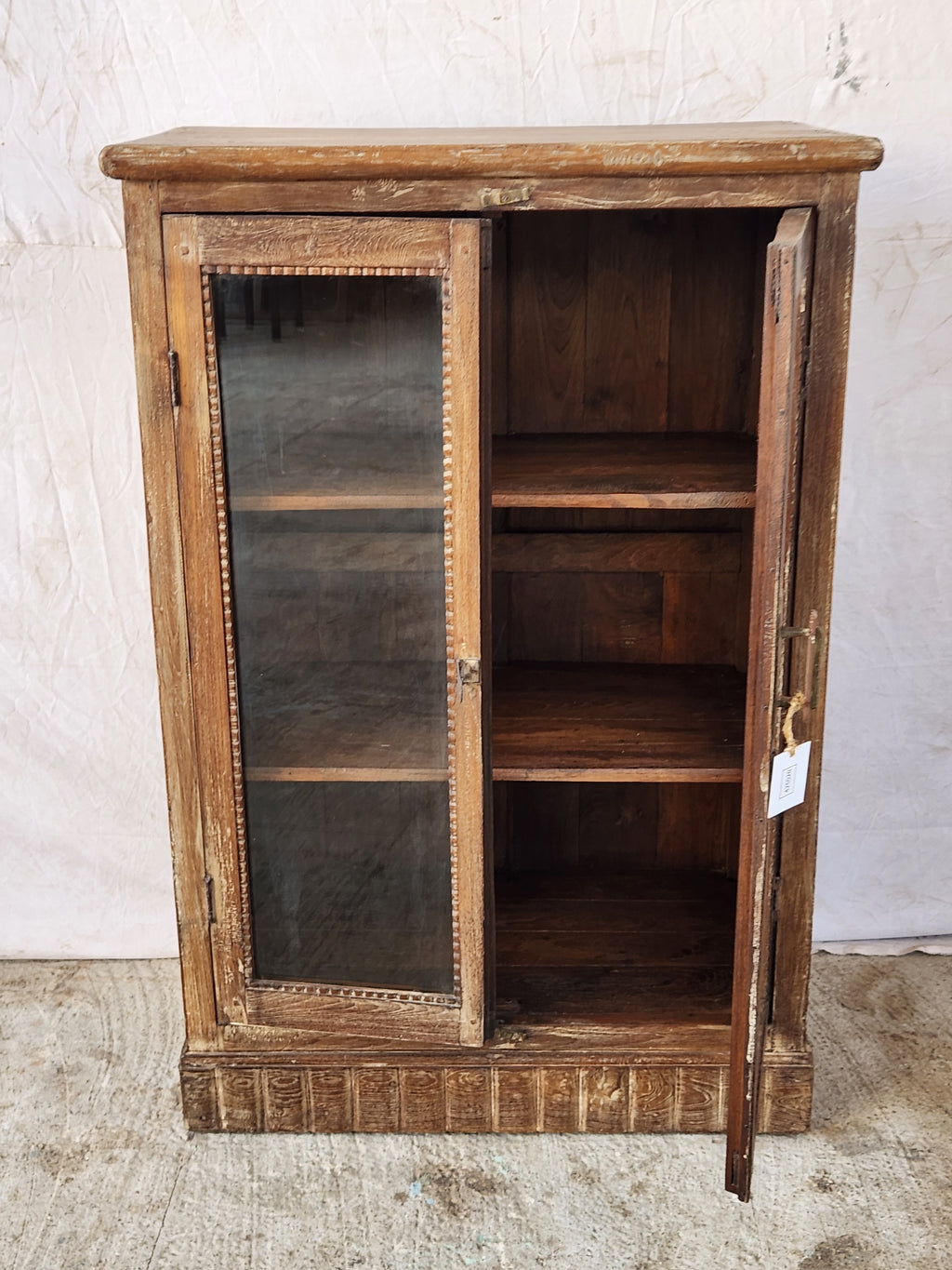 Vitrine ancienne en bois sculpté