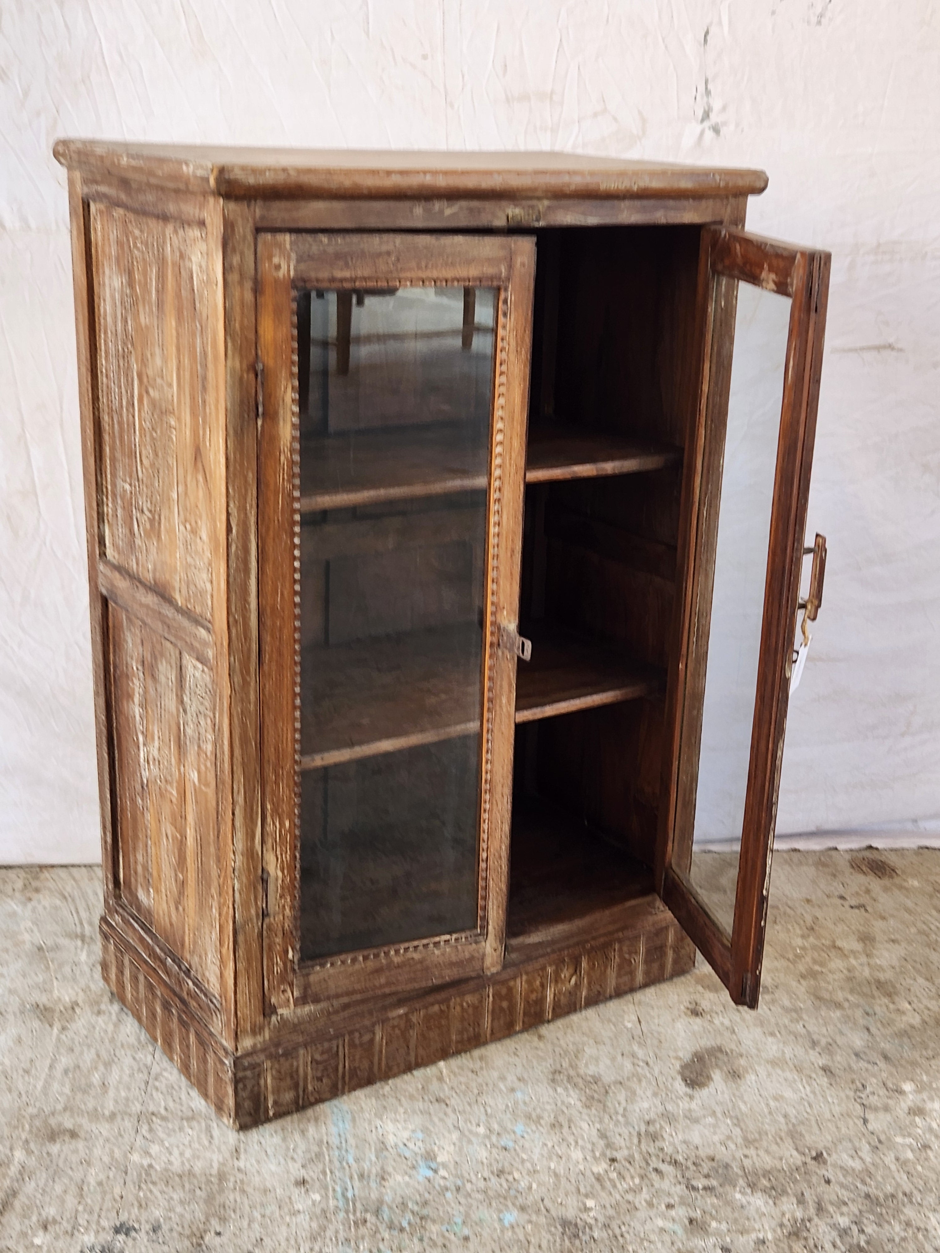 Vitrine ancienne en bois sculpté
