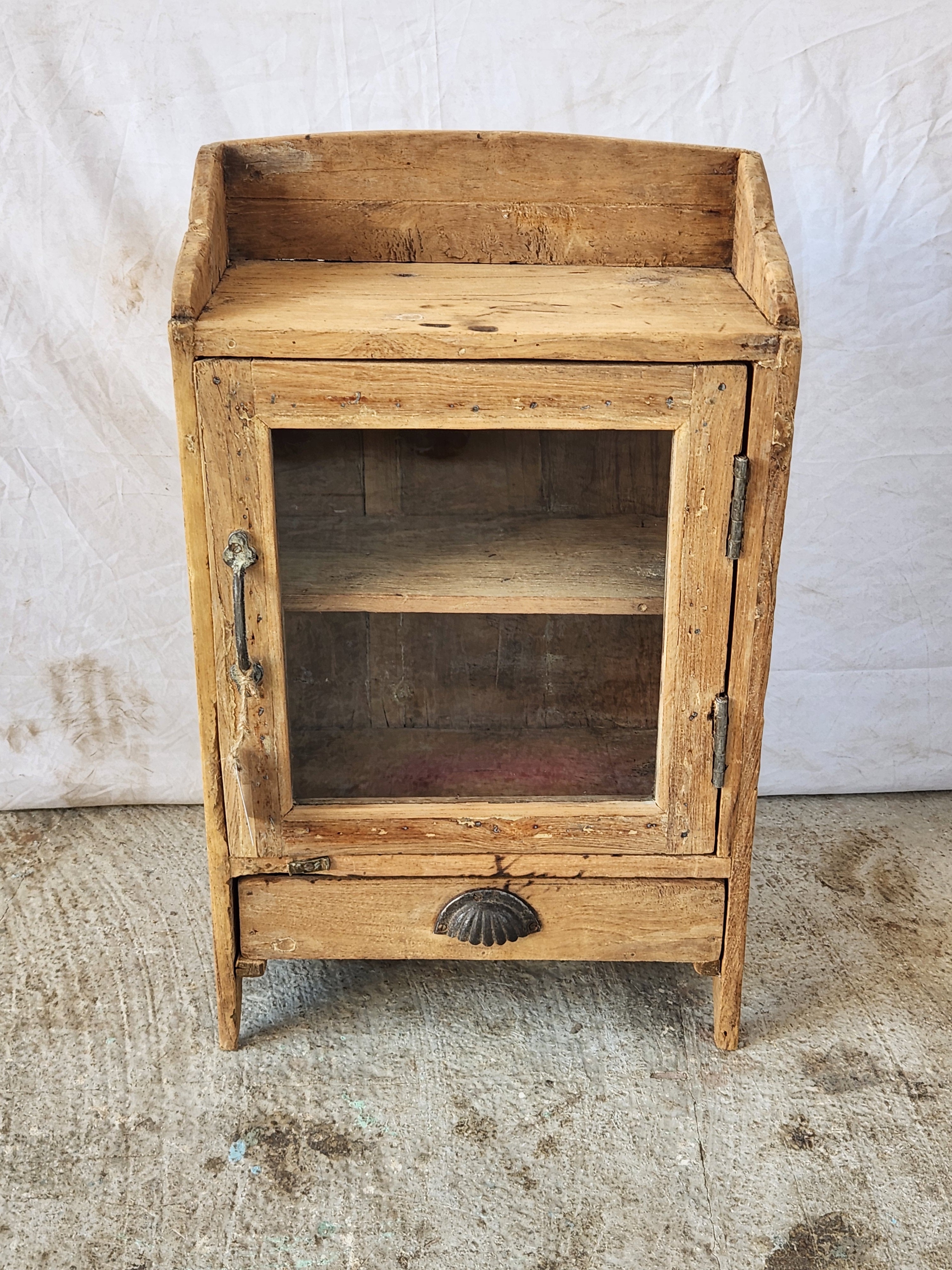 Petite vitrine ancienne en bois patiné