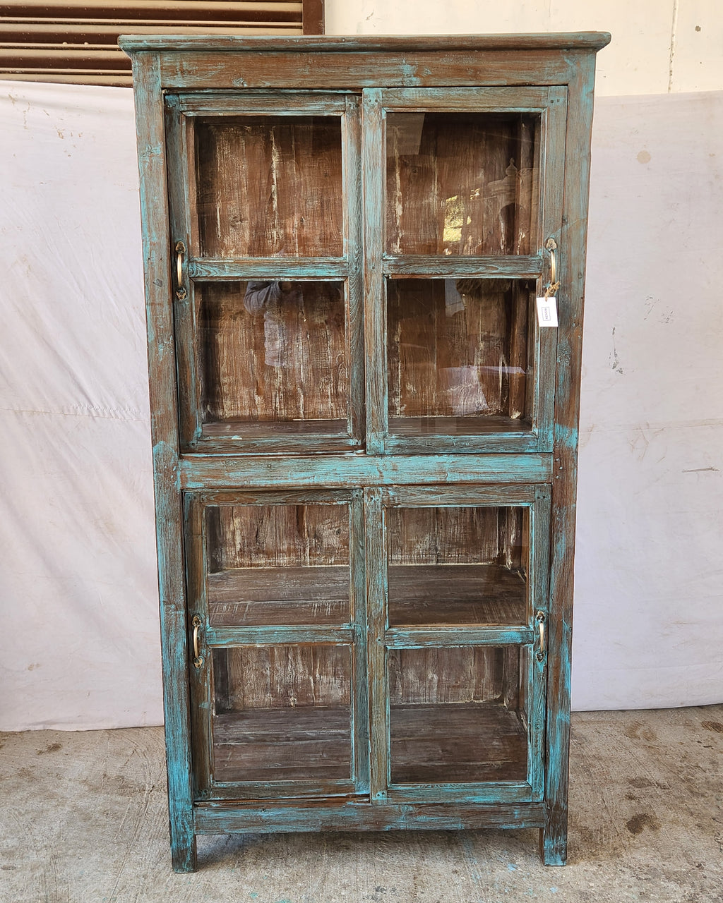 Grande vitrine ancienne en bois patiné