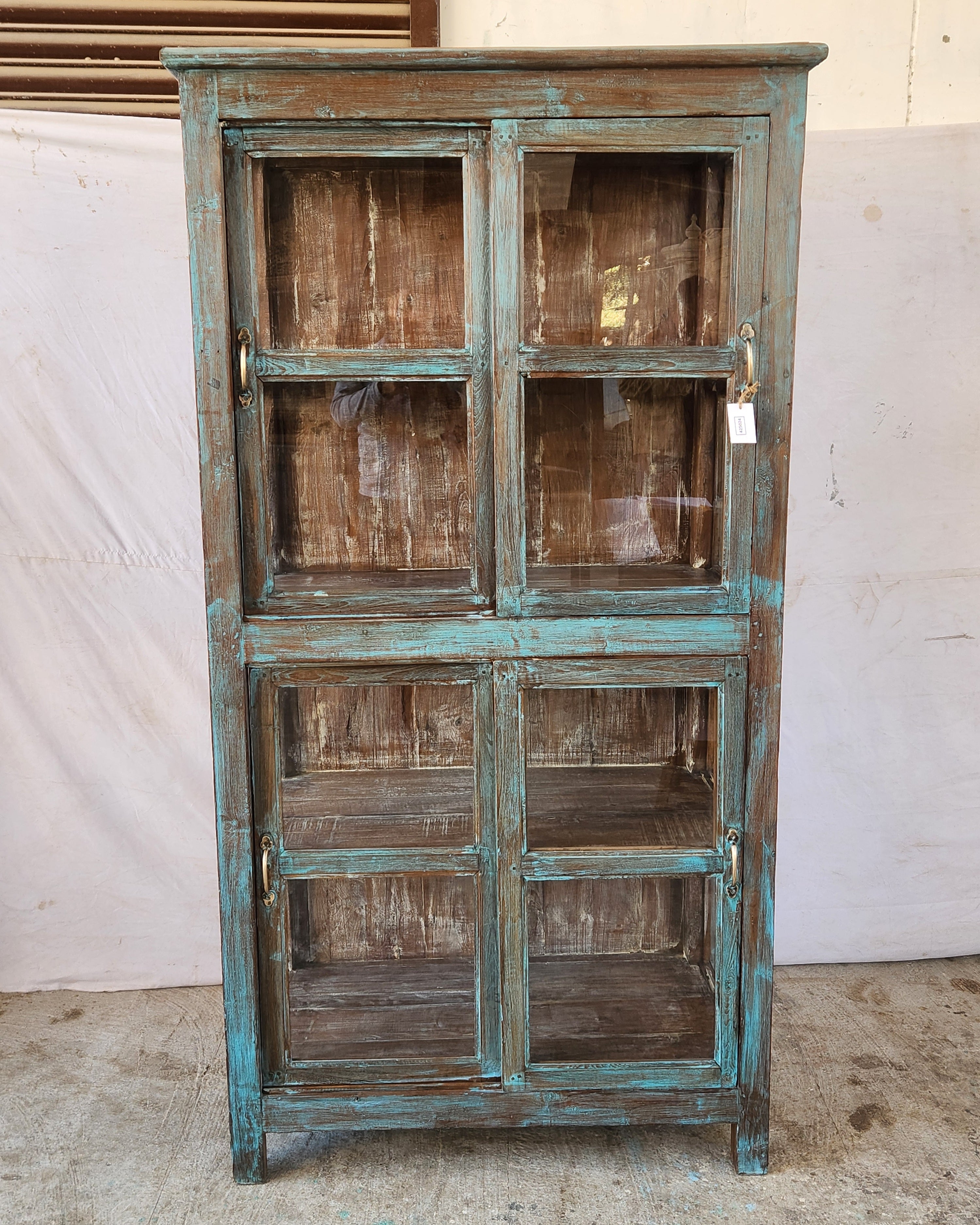 Grande vitrine ancienne en bois patiné