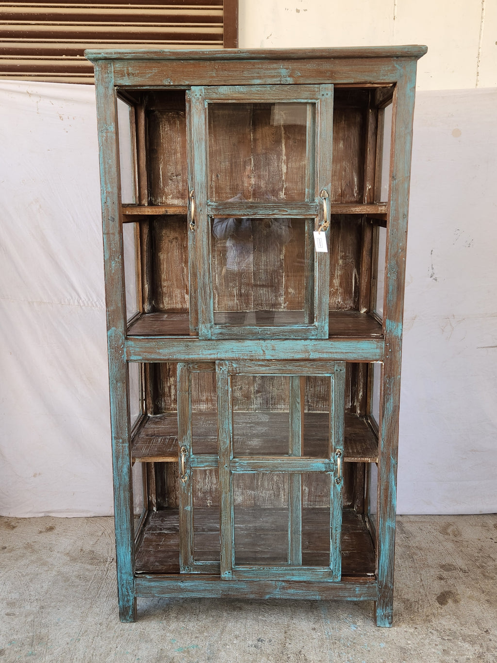 Grande vitrine ancienne en bois patiné