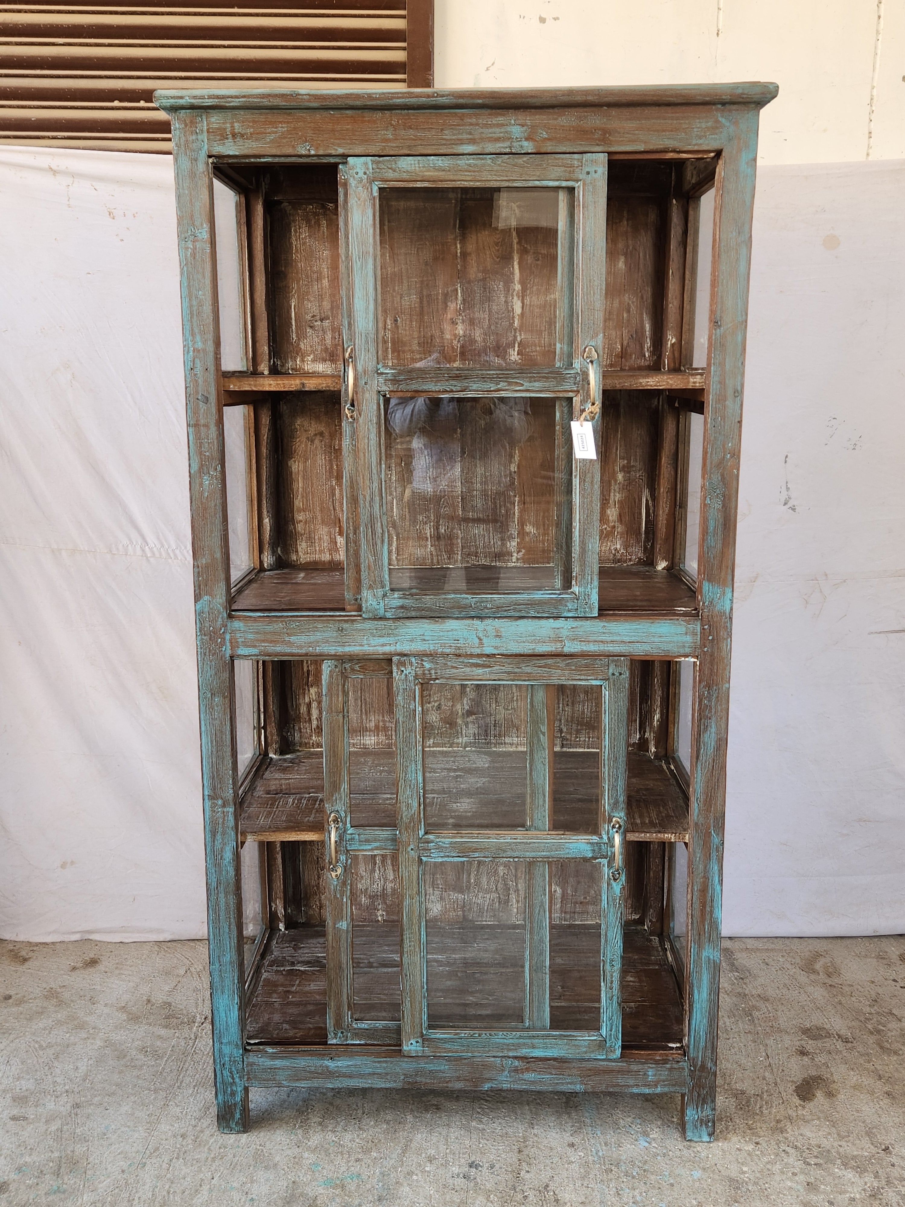 Grande vitrine ancienne en bois patiné