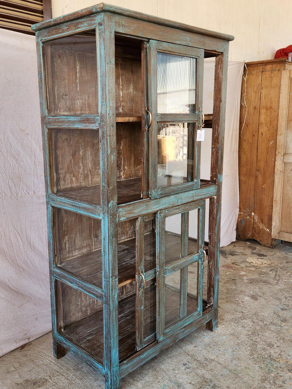 Grande vitrine ancienne en bois patiné