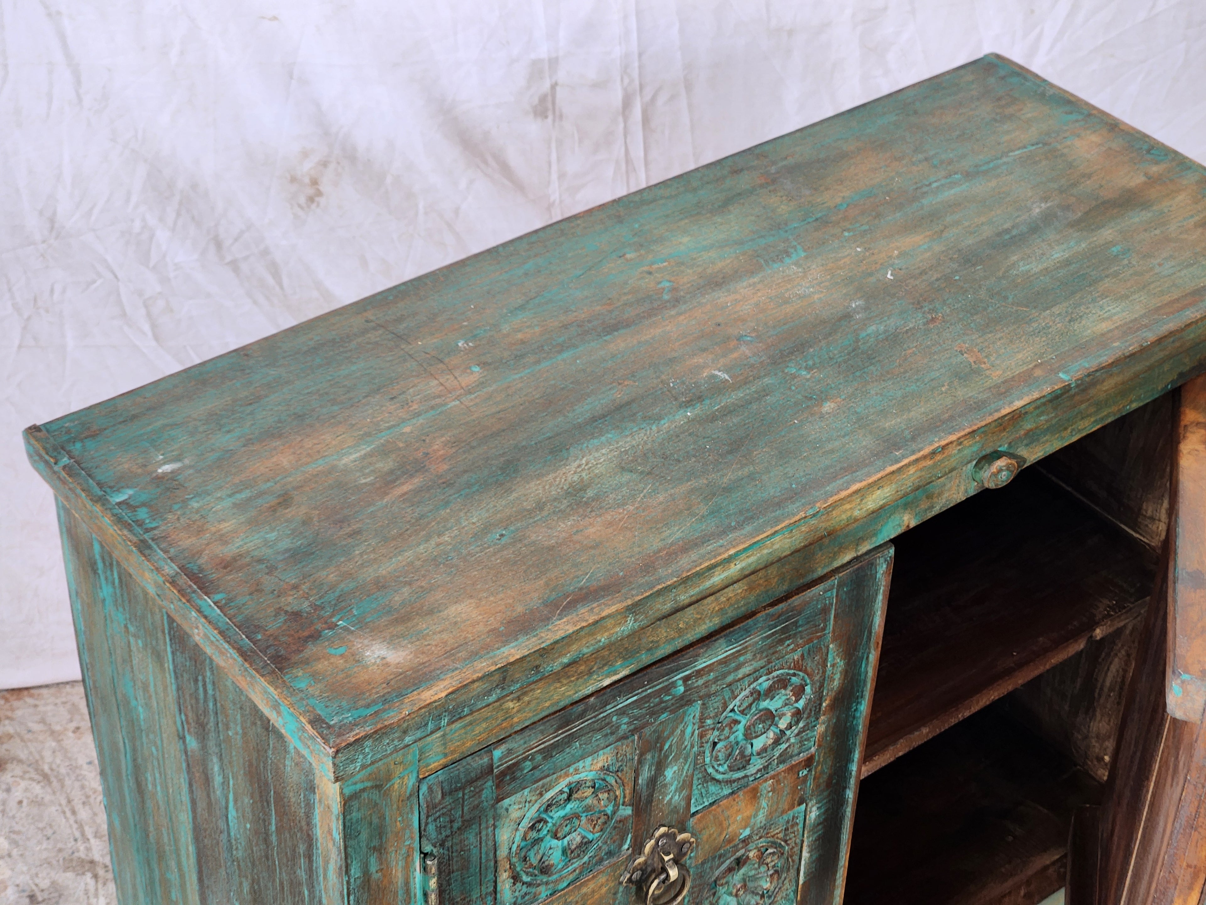 Buffet ancien turquoise sculpté