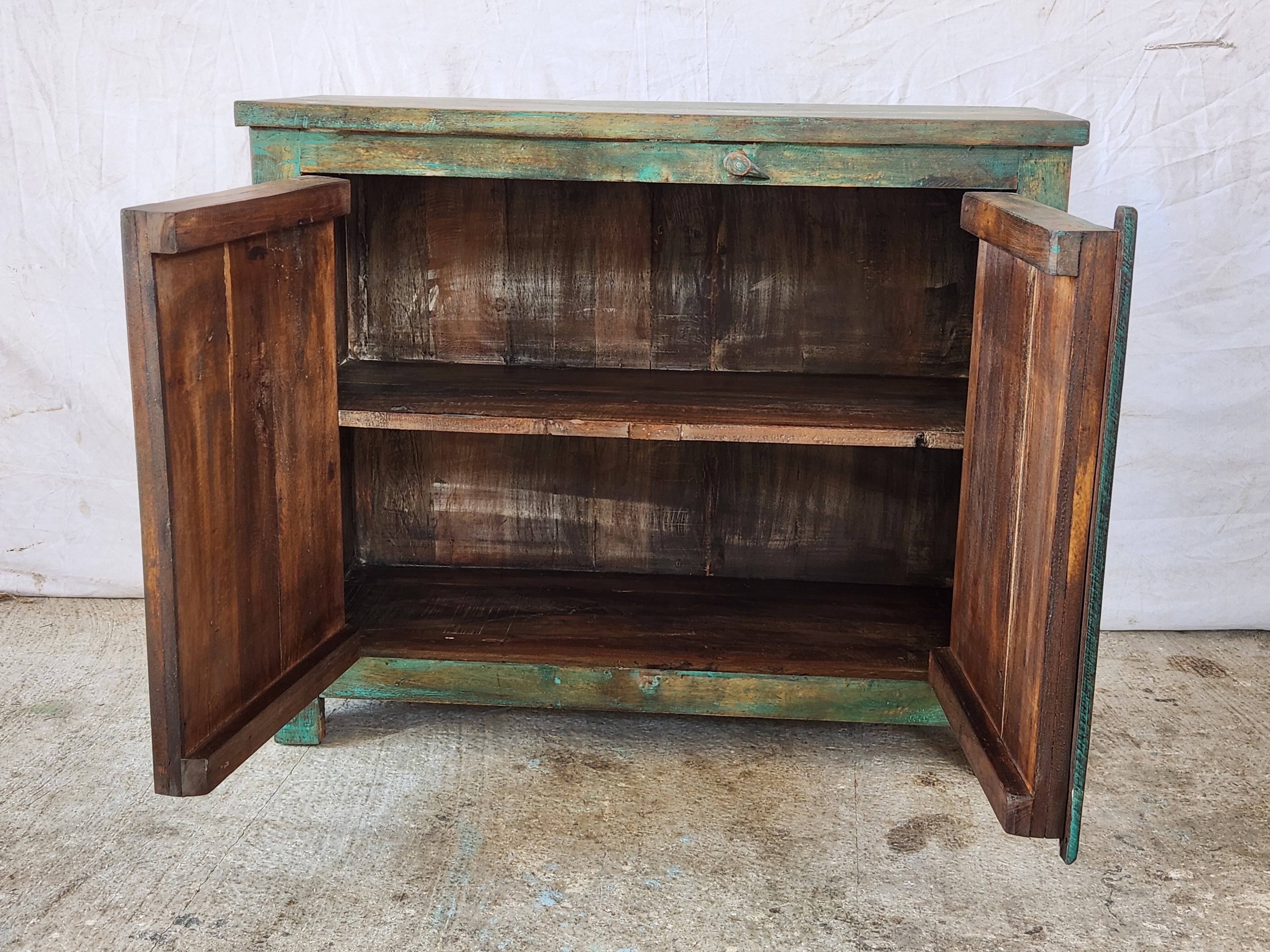 Buffet ancien turquoise sculpté