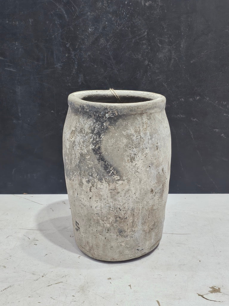 Petit pot ancien blanc minéral