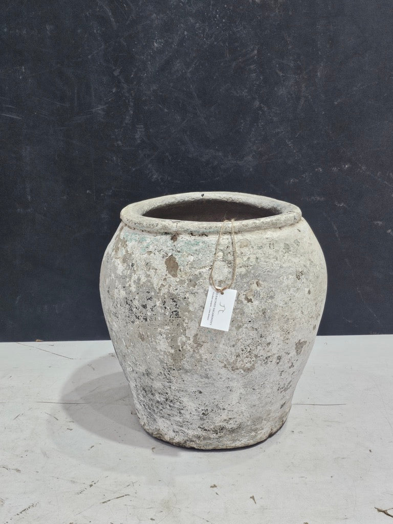 Petit pot ancien arrondi patiné