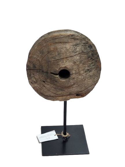 Roue ancienne en bois sur socle – petite série