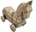 Boîte ancienne en bois sculpté en forme de cheval