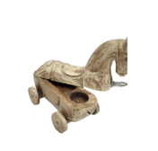 Boîte ancienne en bois sculpté en forme de cheval