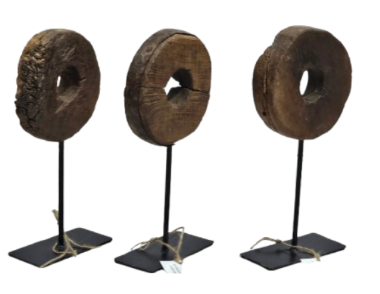 Petite roue ancienne en bois sur socle