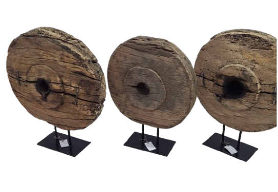 Roue ancienne en bois sur socle