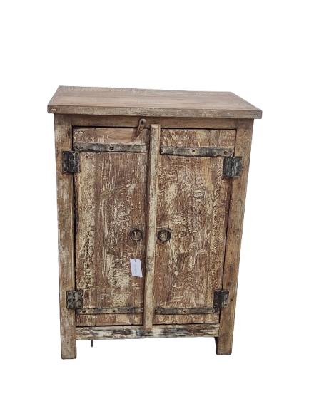 Petit buffet ancien en bois à double porte