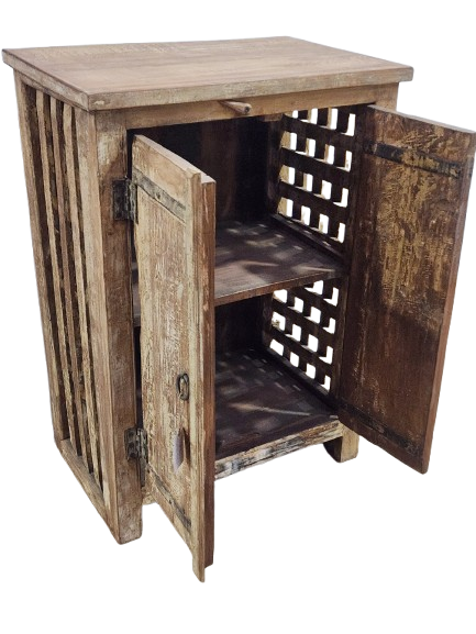 Petit buffet ancien en bois à double porte