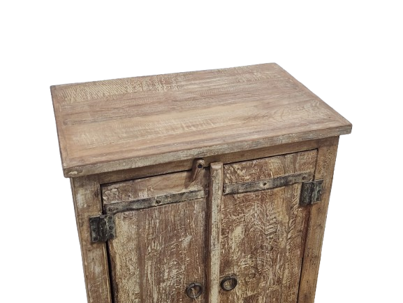Petit buffet ancien en bois à double porte