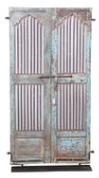 Anciennes portes sur socle