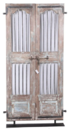 Anciennes portes sur socle