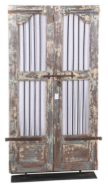 Anciennes portes sur socle