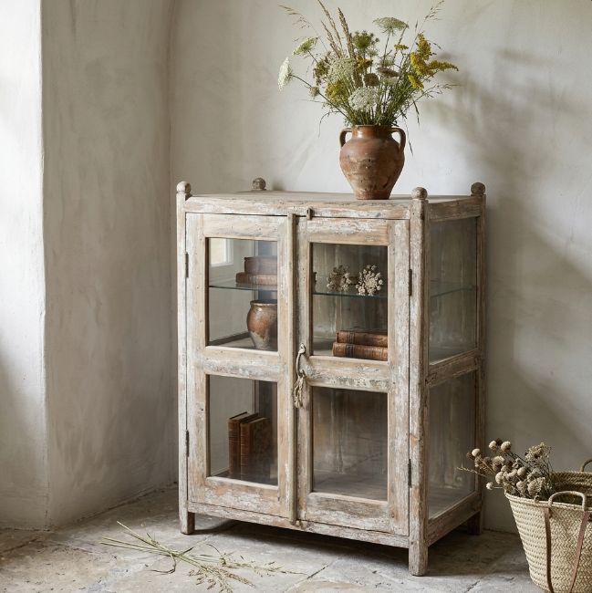 Vitrine ancienne en bois patiné – modèle bas
