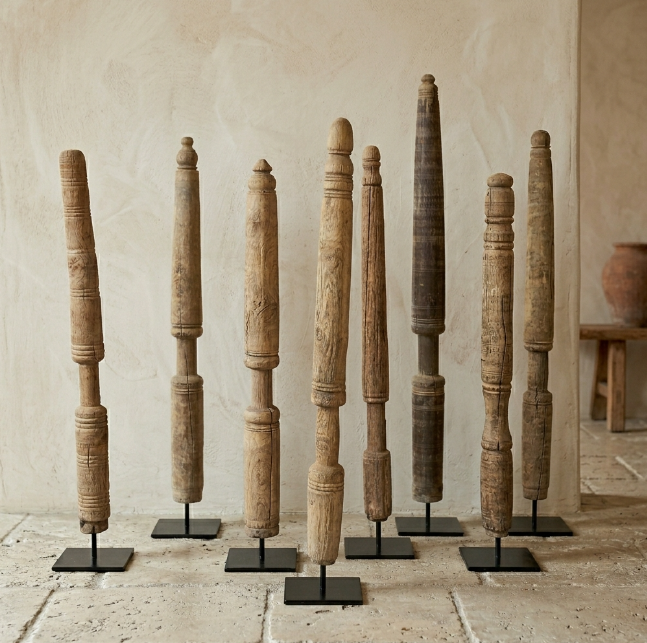 Barattes anciennes en bois sur socle –
