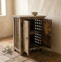 Petit buffet ancien en bois à double porte