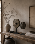 Roue ancienne en bois sur socle – petite série