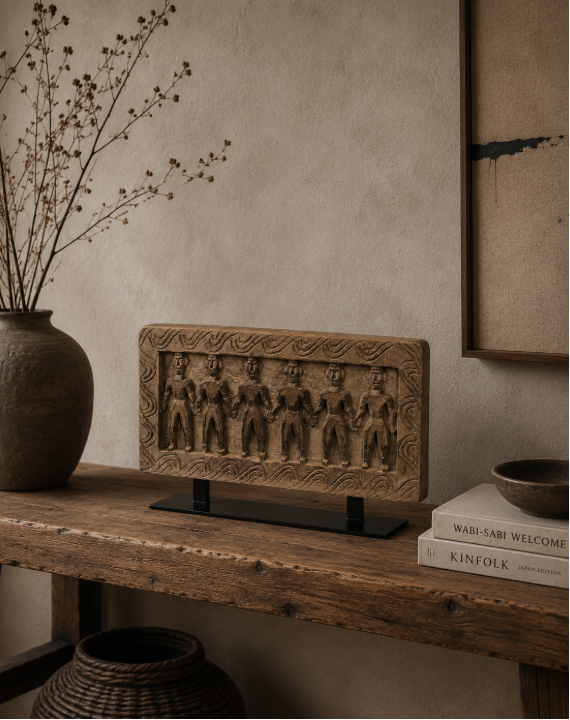 Statuettes anciennes sculptées en bois sur socle
