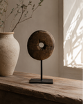 Petite roue ancienne en bois sur socle