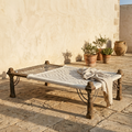 Charpoy ancien en bois sculpté et tressage coton