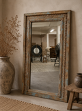 Miroir ancien sculpté en bois patiné